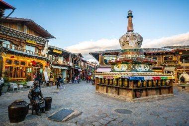 Shangrila China, 10 Ekim 2020: Stupa and old Tibet house view with blue sky in Dukezong old town in Shangri-La Yunnan China