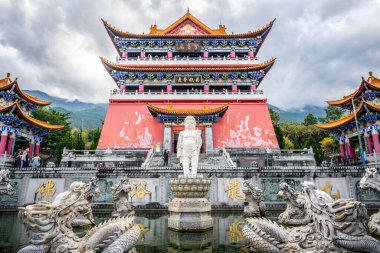 Dali Çin, 5 Ekim 2020: Dali Yunnan Çin 'de Chongsheng Tapınağı binası ve çeşme manzarası