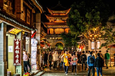 Dali Çin, 5 Ekim 2020: Dali eski kenti Wuhua Lou Kulesi gece vakti Dali Yunnan Çin 'deki insanlarla aydınlandı