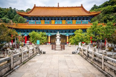 Kunming Çin, 11 Ekim 2020: Yuantong Budist Tapınağı manzaralı Kunming Yunnan Çin 'deki ana salon binası