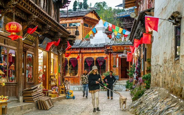 2020年10月10日 シャングリ ラ雲南中国の旧市街ドゥケソンで夕暮れ時に人々と古いチベットの住宅街の景色 — ストック写真