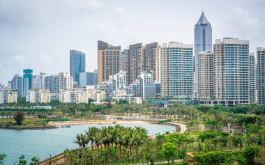 Haikou şehri Haikou Hainan Çin 'de bulutlu bir günde deniz ve kıyı şeridi ile ufuk çizgisine ulaştı.