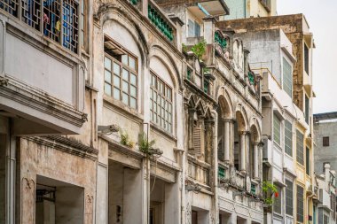 Haikou Qilou 'nun eski kasabası Hainan Çin' deki Xinmin batı yolundaki eski koloni sotto portico binalarının ön cephesinin detayları.