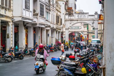 Haikou China, 21 Mart 2021: Haikou Qilou eski kenti Hainan China 'da kapı görevlileri ve eski binalarla Xinmin batı yolunun sokak manzarası