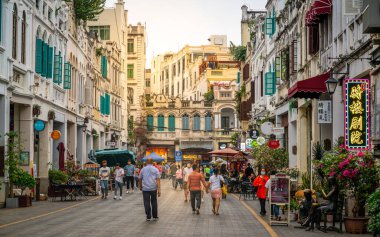 Haikou China, 21 Mart 2021: Qilou eski caddesi diğer adıyla Zhongshan yolu antik sotto portico binaları ve Haikou eski kenti Hainan China 'da dramatik bir ışık