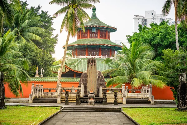 Hainan Çin 'de Haikou' nun tarihi bir simgesi olan Hairui Mu mezarının manzarası.