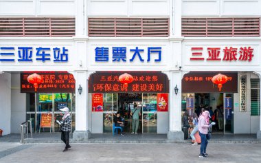 Sanya China, 24 Mart 2021: Sanya uzun mesafe otobüs durağı girişi Sanya Hainan China 'da insanlarla