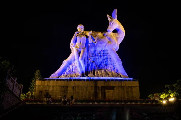 Statua Del Cervo Luhuitou Cima Parco Collinare Luhuitou Illuminata Notte — Foto Stock
