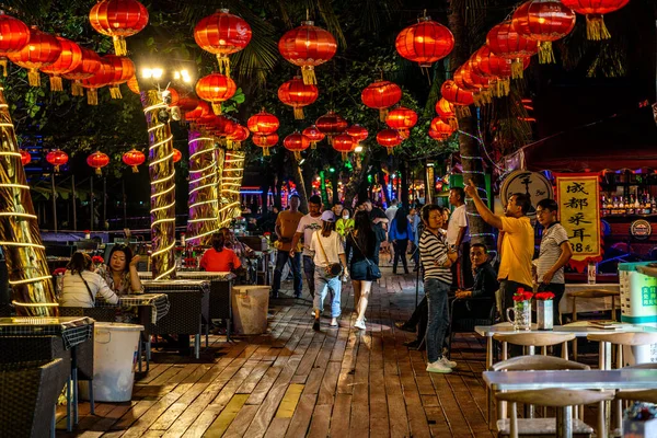 三亜市中国 2021年3月25日 三亜市の人々とレストランやバーのテラスと夜の大同海ビーチサイドの路地海南島中国 — ストック写真
