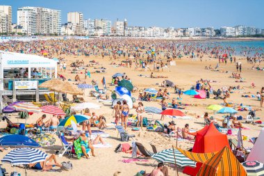 12 Ağustos 2021, Les Sables dOlonne France: La Grande Plage 'ın Les Sables d' Olonne plajı 2021 yazında Fransa 'nın Atlantik kıyısında kalabalıklaştı.