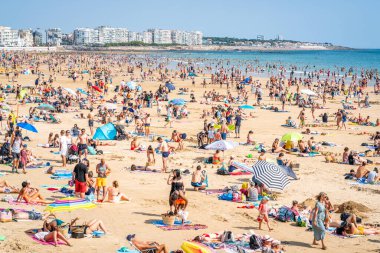 12 Ağustos 2021, Les Sables dOlonne France: La Grande Plage 'ın Les Sables d' Olonne plajı 2021 yazında Fransa 'nın Atlantik kıyısında kalabalıklaştı.