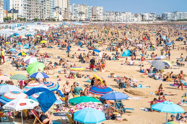 12 Ağustos 2021, Les Sables dOlonne France: La Grande Plage 'ın Les Sables d' Olonne plajı 2021 yazında Fransa 'nın Atlantik kıyısında kalabalıklaştı.