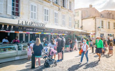 30 Temmuz 2021, Saint-Martin-de-Re France: Saint-Martin-de-Re 'deki La Martinire dondurma imalathanesinde turistler kuyruğa girdi