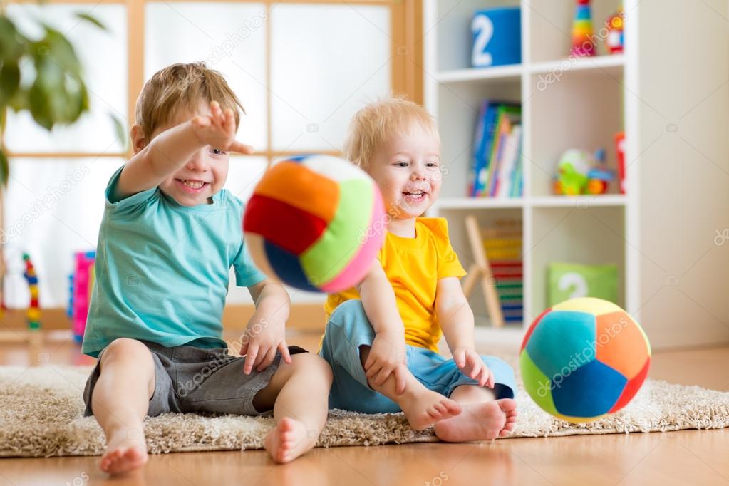 Niños Jugando Con La Bola Interior — Foto De Stock 61630843