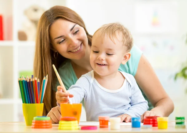 Fotos De Maman Alimentation Bebe Garcon De Stock Maman Alimentation Bebe Garcon Imagenes Libres De Derechos Pagina 6 Depositphotos