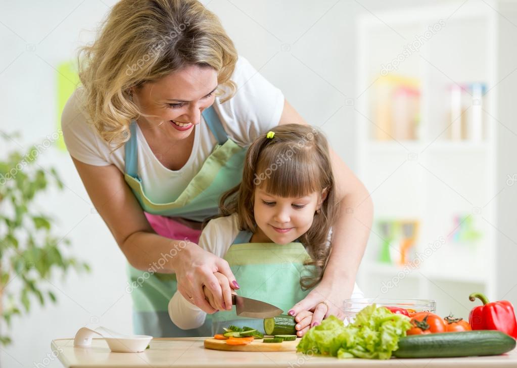 Madre enseña hija cocinando en cocina — Foto de stock ...
