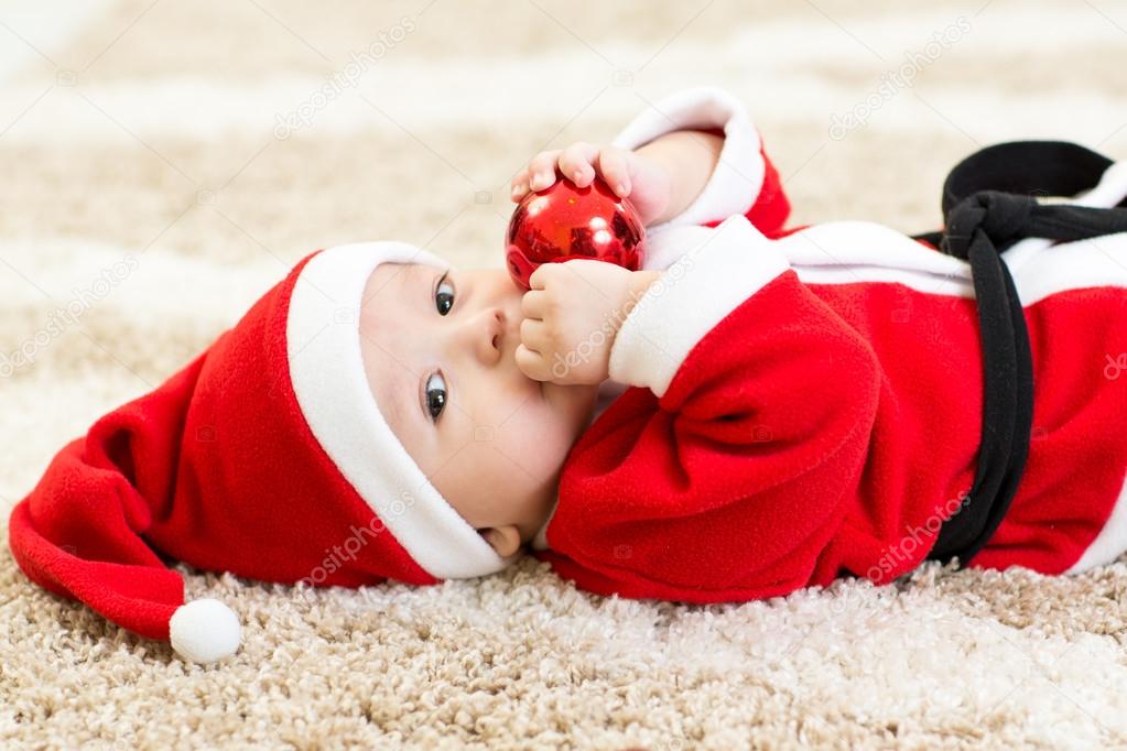 Bebe Garcon Porte Pere Noel Hollding Boule De Noel Image Libre De Droit Par Oksun70 C