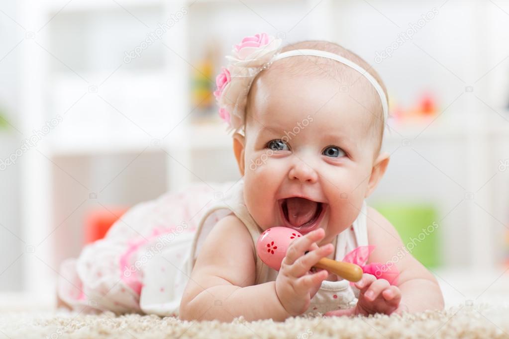 カーペットの上のおもちゃである美しい子供少女の笑みを浮かべて ストック写真 C Oksun70 カーペットの上のおもちゃである美しい子供少女の笑みを浮かべて ストック写真 C Oksun70