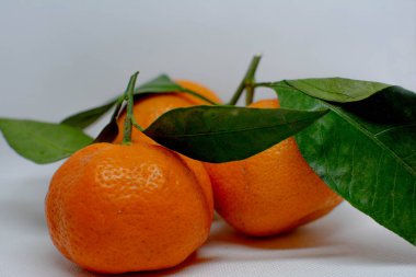 Mandarin 'in fotoğrafı. Masada taze mandalina var.