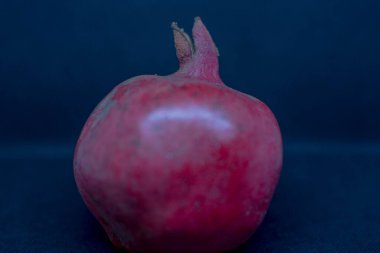 Masada kırmızı nar var.