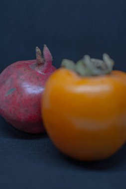 Nar ve muzun fotoğrafı. Masada nar ve hurma var.