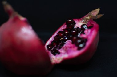 Masada kırmızı nar var. Lezzetli bir nar nasıl seçilir?