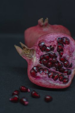 Masada kırmızı nar var.