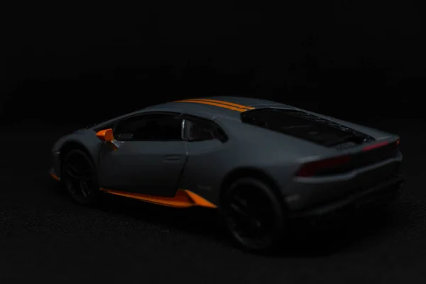 暗闇の中のスポーツカー — ストック写真