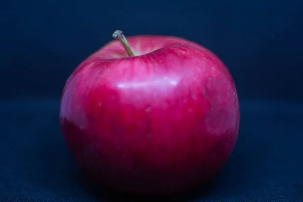 红苹果的照片 桌上有新鲜的苹果 — 图库照片