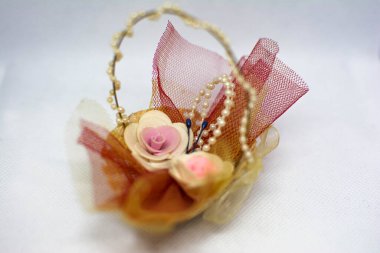 Bir sepet çiçek. Yeşillik buket ya da zarif çiçek sepeti