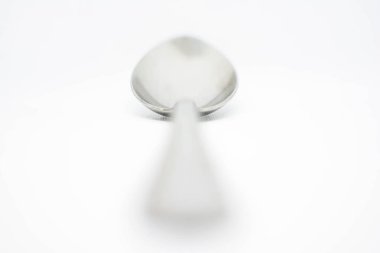  Beyaz bir masada kaşık. Fotoğraf ve kaşığın fotoğrafı.