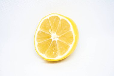 Taze limon. Yarım Limonlu Citrus Meyvesi Beyazda İzole Edildi
