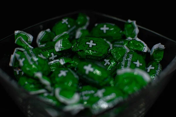 Конфеты Изолированы Зеленом Кэнди Вазе — стоковое фото
