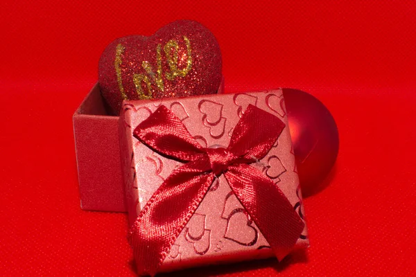 Saint Valentin Cadeau Boîte Rouge Avec Coeur Sur Fond Rouge — Photo