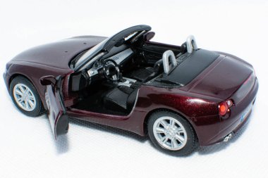 Spor araba salonu. Spor üstü açılabilir.