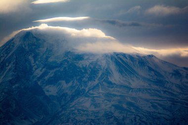 Ararat Dağı 'nın zirvesi bulutlarla kaplıdır.