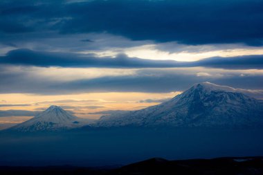 Gün batımında İncil 'deki Ararat Dağı