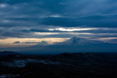 Bulutlu gün ve Ararat Dağı