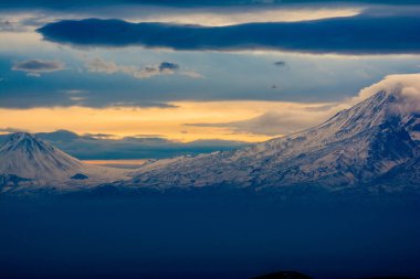 Gün batımında İncil 'deki Ararat Dağı' nda. Ararat Dağı fotoğrafları ve resimleri