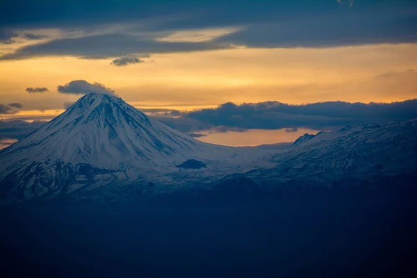 美しい日の出を背景にした火山 — ストック写真