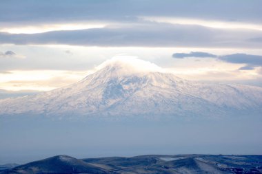 Dağ Zirvesi Ataratı. Dünyadaki en güzel dağdır. Ermenistan 'dan Görünüm