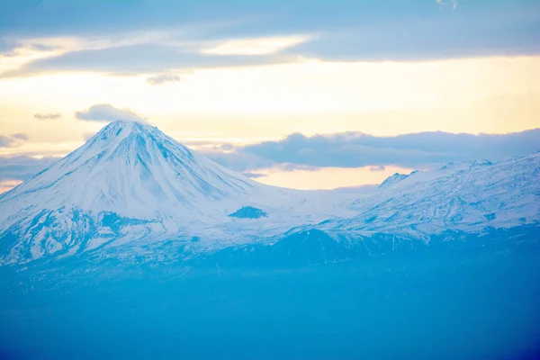 Χειμερινή Περίοδος Γραφικό Ηλιοβασίλεμα Στα Βουνά Ωραίο Ηφαίστειο — Φωτογραφία Αρχείου