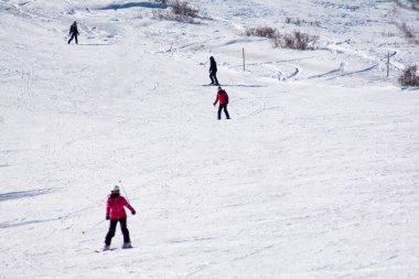 Kayakçılar dağdan iner.