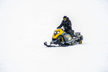 Kış tatili, kar arabası süren bir adam.