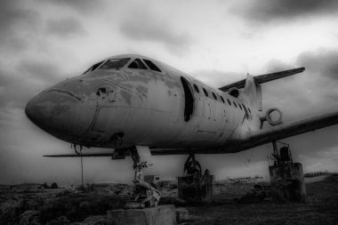 Tepedeki eski uçak. Bir uçağın siyah beyaz fotoğrafı