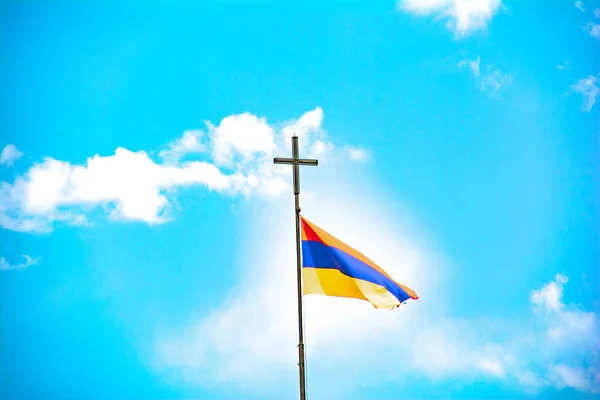 Arménie Vlajka Kříž Modrém Pozadí Oblohy — Stock fotografie