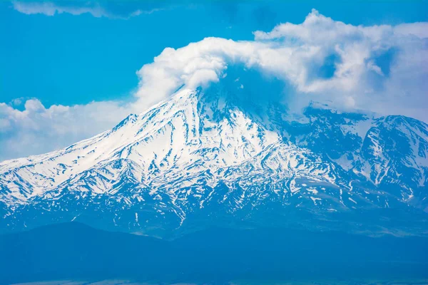 Topo Montanha Nevado Coberto Com Nuvens Uma Bela Montanha Coberta — Fotografia de Stock