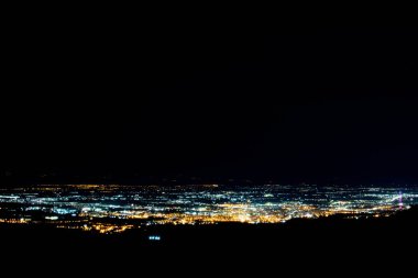 Geceleri şehrin kuş bakışı manzarası.