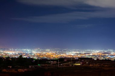 Geceleri şehrin kuş bakışı manzarası.