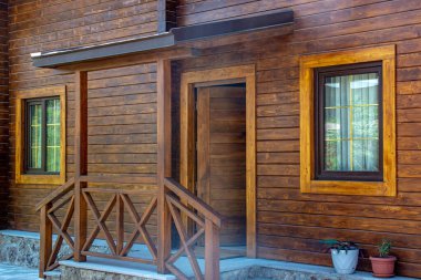 Ormanın sessizliğinde sihirli ahşap bir ev. Konforlu ev